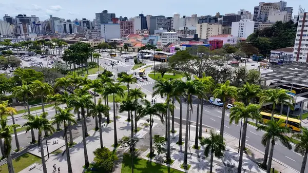 Florianopolis 'teki Florianopolis Skyline, Santa Catarina Brezilya. Yüksek binaları ve trafiği olan hareketli bir şehrin havadan görünüşü. İnşaat Peyzajı Panoramik Şehir Görünümü Meşgul.