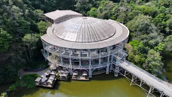 Curitiba Parana Brezilya 'da telgraf operası. Şehir merkezindeki çatıdaki gökdelenin havadan görünüşü. Metropolitan Manzara Gökdelenleri. Güzel. Metropolitan Şehir. Curitiba Parana.