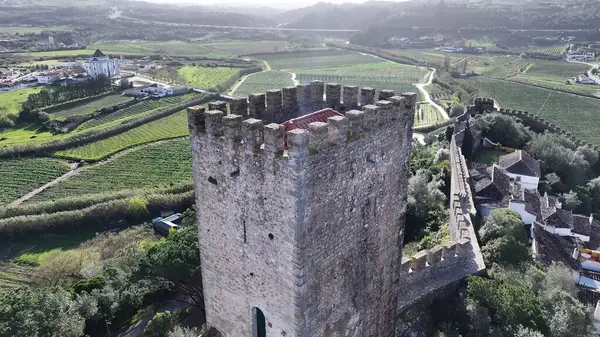 Obidos Leiria Portekiz 'deki Obidos Kalesi. Yukardan bakıldığında hareketli bir şehirde ortaçağ binası. Şehir Gökyüzü Bulutları Şehir Arkaplanı. Şehir merkezinde geniş bir altyapı var. Obidos Leiria.