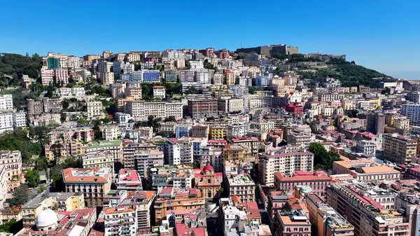 Napoli 'nin silueti Napoli Campania İtalya' da. İnanılmaz Skysraper 'lar ve caddedeki trafik yukarıdan izleniyor. Altyapı Skyline Gökdelenleri çarpıcı. Altyapı Mimarlık Şirketi.