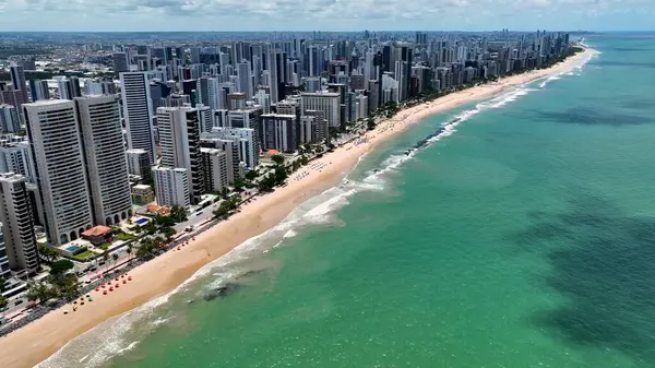 Brezilya 'nın kuzeydoğusundaki Skyline in Recife Pernambuco Brazil. Kristal berrak sularla sersemletici sahilin havadan görünüşü. Metropolitan Manzara Gökdelenleri. Güzel. Metropolitan Şehir. Recife Pernambuco.