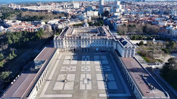 Madrid 'deki Madrid Kraliyet Sarayı. Şehir merkezinin modern binalarla dolup taşması. Altyapı Skyline Panoramic City View Awesome. Altyapı Şehir Manzarası. Madrid İspanya.