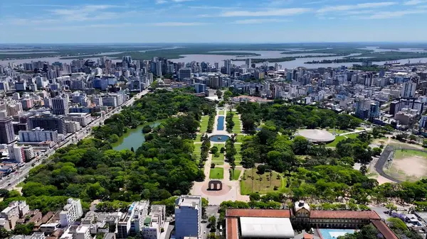 Porto Alegre Skyline In Porto Alegre Rio Grande Do Sul Brazil. Yüksek binaları ve trafiği olan hareketli bir şehrin havadan görünüşü. Endüstriyel Peyzaj Ticari Binası Güzel.