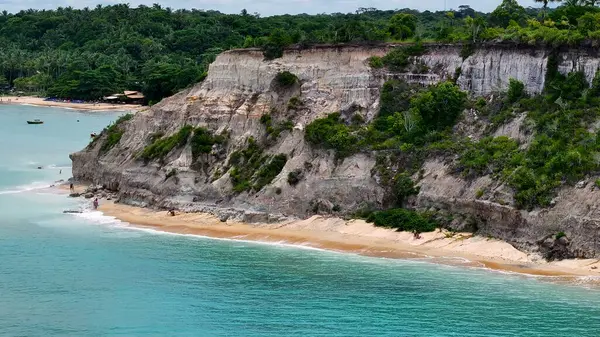 Porto Seguro Bahia Brezilya 'daki Mirror Beach. Kristal berrak sularla sersemletici sahilin havadan görünüşü. Shore Sky Clouds Plaj Denizi. Uluslararası Plaj Panoraması. Porto Seguro Bahia.