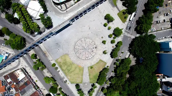 Rio de Janeiro Brezilya 'da Lapa' nın yayları. Yüksek katlı binaların ve şehir yaşamını gösteren trafik gösterilerinin havadan görüntüsü. Şehir merkezinde Gökyüzü Bulutları. Şehir merkezinin dışında. Ünlü. Rio de Janeiro Brezilya.