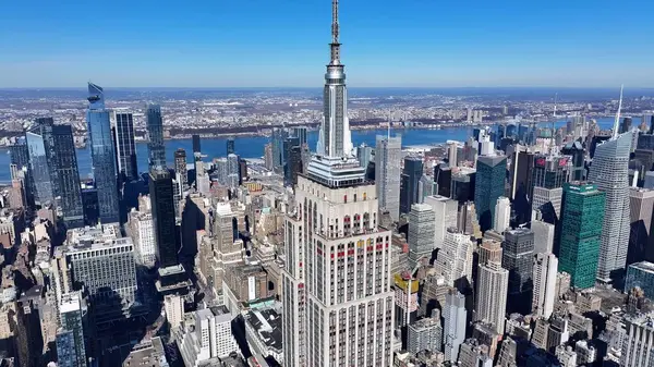 Manhattan, New York 'taki Empire State Binası. Yukarıdan canlı bir şehrin telaş ve koşuşturmasını yakalamak. Şehir merkezindeki iş dünyası. İş Geçmişi Ünlüdür.