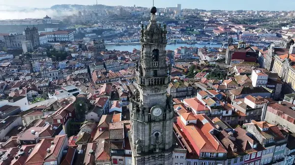 Porto Portekiz 'deki Clerigos Kulesi. Şehirdeki ünlü kilisenin nefes kesici manzarası. Metropolitan Peyzaj Ticari Binası Çarpıcı. Metropolitan Atılgan Kasabası. Porto Portekiz.