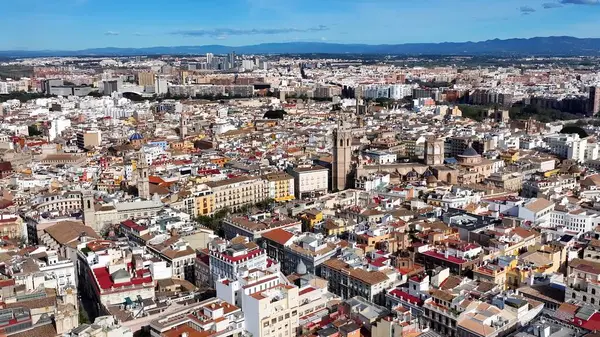 Valencia Katedrali İspanya 'da. Şehirdeki ünlü kilisenin nefes kesici manzarası. Şehir merkezindeki İş Gökyüzü Arkaplanı. Şehir merkezindeki panoramik işleri. Valencia İspanya.
