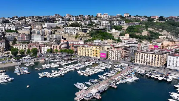 Napoli 'nin silueti Napoli Campania İtalya' da. Kristal berrak sularla sersemletici sahilin havadan görünüşü. İş Bulutları Gökyüzü Şehir Merkezi. Özgeçmişleri meşhurdur. Napoli Campania.