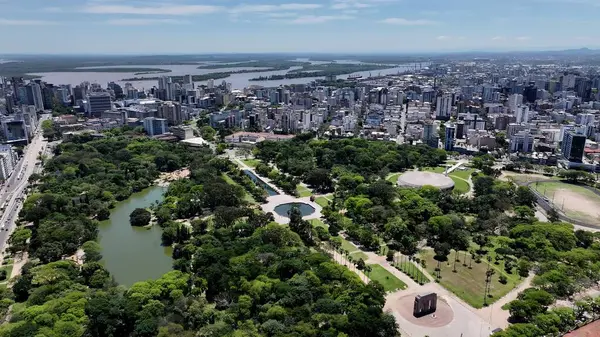 Porto Alegre Skyline In Porto Alegre Rio Grande Do Sul Brazil. İnanılmaz Skysraper 'lar ve caddedeki trafik yukarıdan izleniyor. Şehir Bulutları Gökyüzü Arkaplanı Şehir. Şehir dışındaki ünlü..