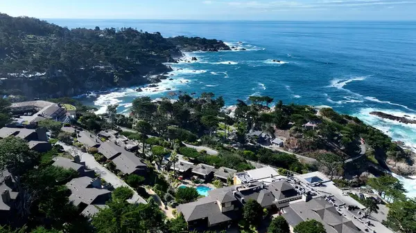 Amerika Birleşik Devletleri 'nin Kaliforniya Otoyolu' ndaki sahil erozyonu. Büyüleyici Tropikal Sahne Sahnesi Yukarıdan Görünüyor. Terkedilmiş Peyzaj Eğlencesi Güzelliği. Terkedilmiş Rıhtım Kıyısı.