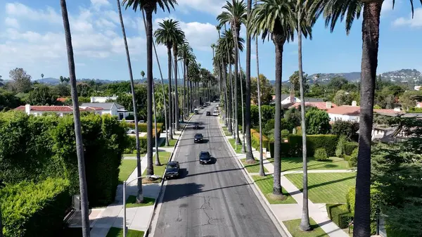 Beverly Hills, Los Angeles California Birleşik Devletleri. Çağdaş binalarla dolu şehir merkezinin havadan görünüşü. İş Bulutları Gökyüzü Şehir Merkezi. Geniş İş Döndürme.