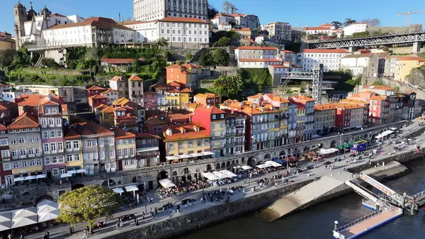Porto Portekiz 'deki Ribeira Rıhtımı. Yukarıdan manzaralı tropikal bir nehir manzarası olan ağaçlar. İş Bulutları Gökyüzü Şehir Merkezi. Panoramik Şehir. Porto Portekiz.
