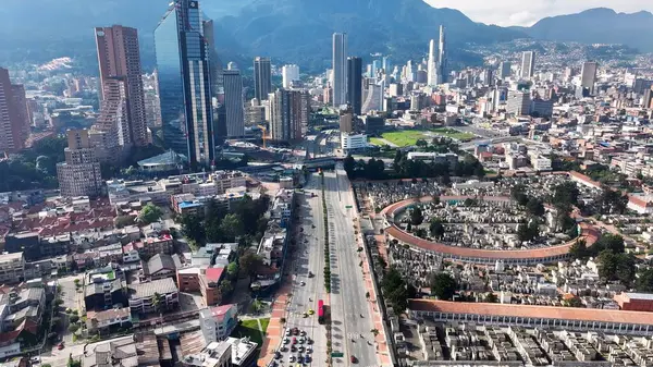 Kolombiya 'nın Bogota Bölgesi' ndeki El Dorado Bulvarı. Şehir Skyline Modern ve Geleneksel Mimariyi Gösteriyor. Metropolitan Manzara Gökdelenleri. Güzel. Metropolitan Şehir.