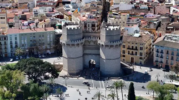 Serranos Kuleleri Valencia Valence Community İspanya 'da. Yukarıdan canlı bir şehrin telaş ve koşuşturmasını yakalamak. Şehir Gökyüzü Arkaplanı Kentsel. Açık Arkaplan Panoramik Şehir.