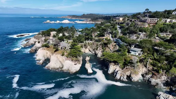 Amerika Birleşik Devletleri 'nin Kaliforniya Otoyolu' ndaki sahil şeridi. Pasifik Sahil Otobanı 'ndaki Big Sur Manzarası. Kıyı Bulutları Gökyüzü Sahil Denizi. Deniz kenarındaki panoramik. 1. Otoyol Kaliforniya.