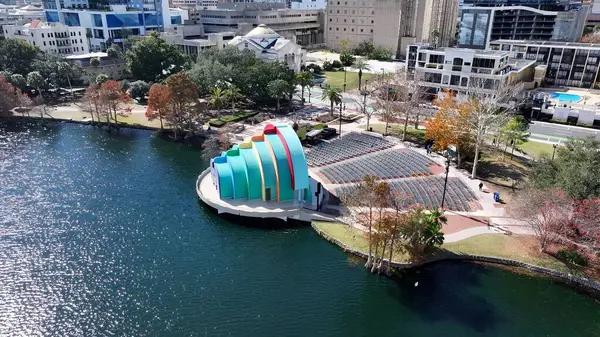 Orlando Florida 'daki Eola Parkı. Kuşlar, sokaklar ve binalarla çarpıcı şehir manzarasına bakıyor. Şehir Bulutları Gökyüzü Arkaplanı Şehir. Şehir dışındaki ünlü. Orlando Florida.