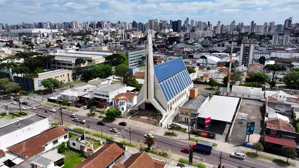 Curitiba Parana Brezilya 'daki Katolik Kilisesi. Güzel Manzaranın Ortasında Uzun Duran Kilisenin Kuş Gözü Manzarası. İnşaat Manzarası Panoramik Şehir Görünümü Meşgul. Panoramik Şehir Manzarası. Curitiba Parana.