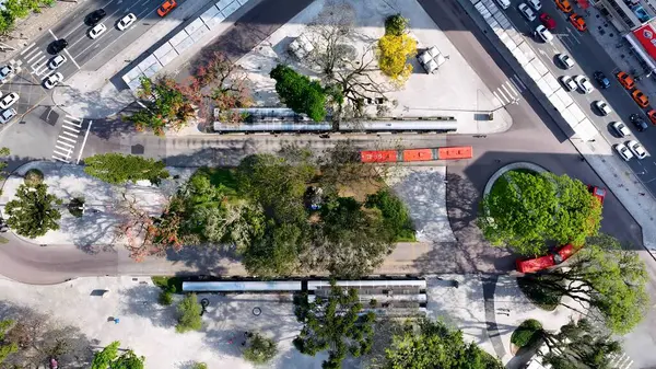 Curitiba Parana Brezilya 'daki otobüs terminali. Şehir Otobüsleri Terminal Binası Yukarıdan Bakıldı. Şehir Bulutları Gökyüzü Arkaplanı Şehir. Şehir dışındaki ünlü. Curitiba Parana.