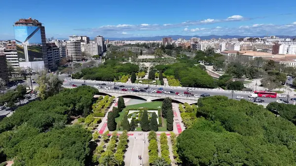 Valencia Valence Community İspanya 'daki Turia Gardens. Gökdelenleri Şehir Merkezi Şehir Yaşamını Yansıtıyor. Şehir Bulutları Gökyüzü Arkaplanı Şehir. Şehir dışındaki ünlü. Valencia Valence Topluluğu.
