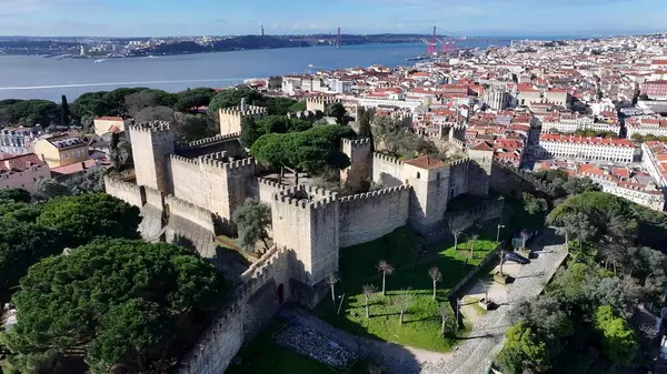 Lizbon 'daki Sao Jorge Kalesi. Şehrin ünlü bölgesindeki ortaçağ binasının kuş bakışı görüntüsü. Endüstriyel Peyzaj Ticari Binası Güzel. Endüstriyel kasaba. Lizbon Portekiz.