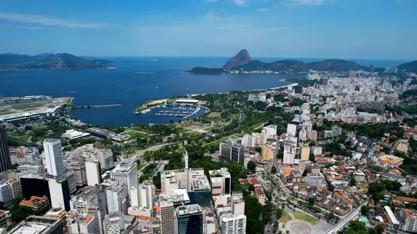 Marina da Gloria Rio de Janeiro Brezilya 'da. Şehir merkezinin modern binalarla dolup taşması. Metropol Manzarası Panoramik Şehir Manzarası Güzel. Şehir Panoramik Şehir Manzarası. Rio de Janeiro Brezilya.
