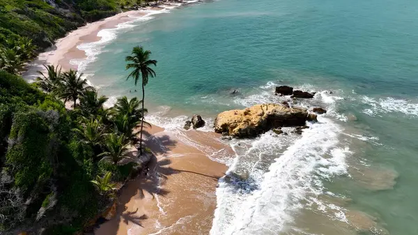 Tambaba Sahili, Conde Paraiba Brezilya. Turkuaz Okyanus Dalgaları Tropik Sahile Yavaşça Çarpıyor. Terk edilmiş Skyline Sezon Arzusu. Liman Kıyısı Mevsimi. Conde Paraiba.