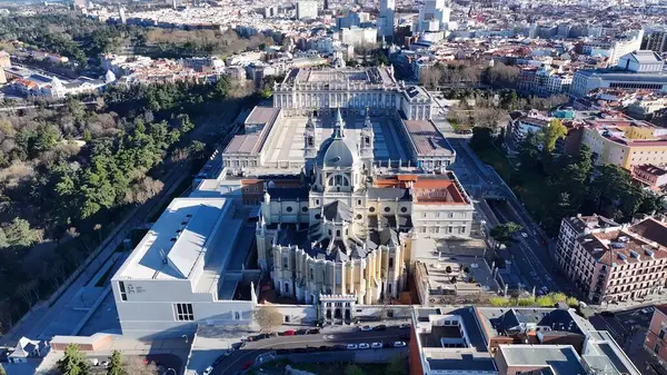 Madrid 'deki Madrid Kraliyet Sarayı. Şehir Skyline Modern ve Geleneksel Mimariyi Gösteriyor. İnşaat Manzarası Panoramik Şehir Görünümü Meşgul. Panoramik Şehir Manzarası. Madrid İspanya.