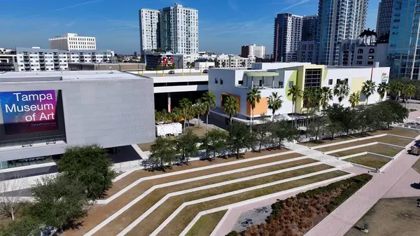 Tampa Florida 'daki Curtis Hixon rıhtım parkı. Yemyeşil parkın ve etrafındaki binaların havadan görünüşü. Şehir merkezindeki İş Gökyüzü Arkaplanı. Şehir Merkezi Panoramik Şirketi.