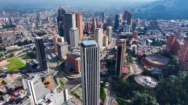 Bogota Cundinamarca Kolombiya 'daki Bogota DC. Modern Cam Gökdelen, Hareketli Şehrin Üzerinde Yükseliyor. Endüstriyel Peyzaj Ticari Binası Güzel. Endüstriyel kasaba. Bogota Cundinamarca.