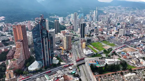 Bogota Cundinamarca Kolombiya 'daki Bogota Skyline. Yüksek katlı binaların ve şehir yaşamını gösteren trafik gösterilerinin havadan görüntüsü. Metropol Manzarası Panoramik Şehir Manzarası Güzel.