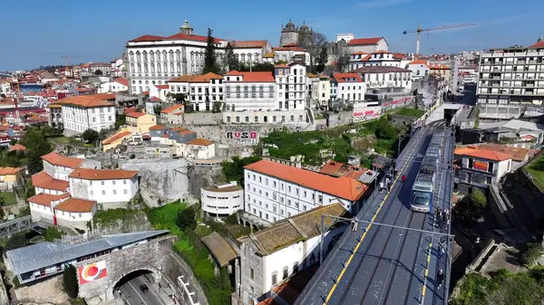 Portekiz 'de Dom Luis Köprüsü. Ünlü Köprü 'de şehir merkezine doğru giden arabalar. Şehir merkezindeki İş Gökyüzü Arkaplanı. Şehir merkezindeki panoramik işleri. Porto Portekiz.