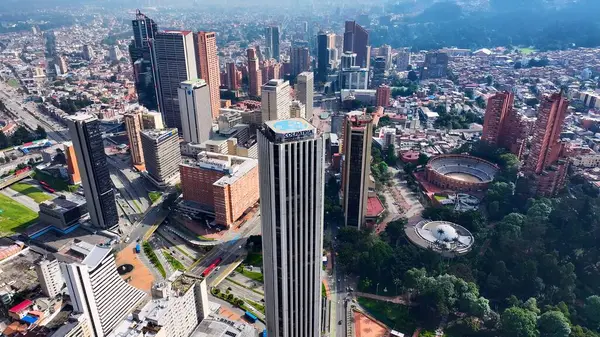 Bogota Cundinamarca Kolombiya 'daki Bogota Skyline. Modern Cam Gökdelen, Hareketli Şehrin Üzerinde Yükseliyor. Altyapı Skyline Panoramic City View Awesome. Altyapı Şehir Manzarası. Bogota Cundinamarca.