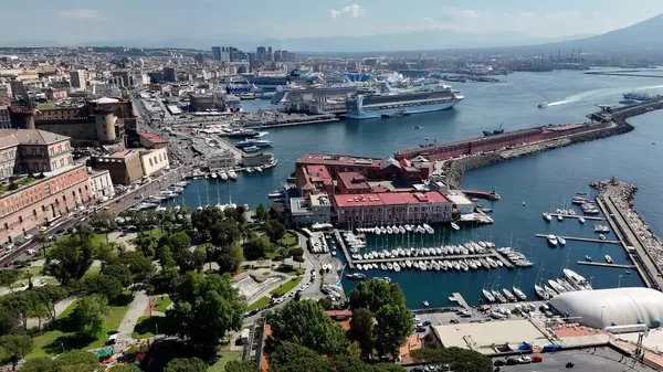 Napoli Limanı, Napoli Campania İtalya. Sakin bir mavi okyanusa demirlemiş büyük bir beyaz gemi. Metropolitan Peyzaj Ticari Binası Çarpıcı. Metropolitan Atılgan Kasabası. Napoli Campania.