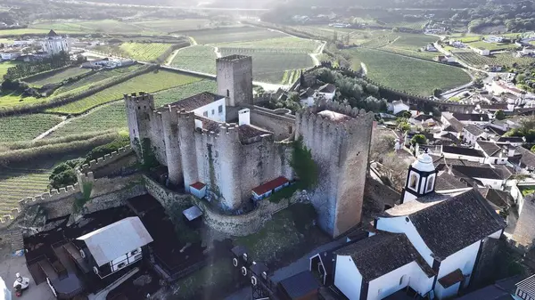 Portekiz 'in Obidos Leiria bölgesindeki Obidos Kalesi. Yukardan bakıldığında hareketli bir şehirde ortaçağ binası. Şehir merkezindeki İş Gökyüzü Arkaplanı. Şehir Merkezi Panoramik Şirketi.