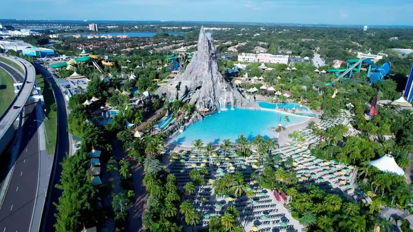 Orlando Florida 'daki Universal Beach Parkı. Ünlü Lunaparkın nefes kesici hava manzarası. İş Bulutları Gökyüzü Şehir Merkezi. Özgeçmişleri meşhurdur. Orlando Florida.