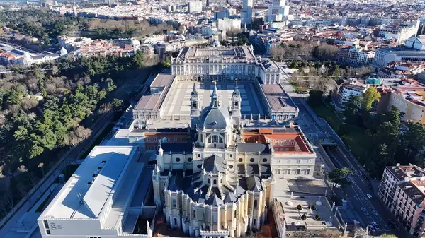 Madrid 'deki Madrid Kraliyet Sarayı. Skyline 'a hükmeden kilise binasının havadan görünüşü. İnşaat Manzarası Panoramik Şehir Görünümü Meşgul. Panoramik Şehir Manzarası. Madrid İspanya.
