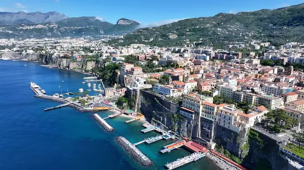 Napoli Campania İtalya 'sında Sorrento Skyline. Büyüleyici Tropikal Sahne Sahnesi Yukarıdan Görünüyor. Sahil Bulutları Yaz mevsimi. Sahil Panorama. Napoli Campania.