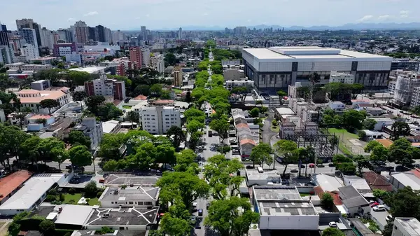Curitiba Parana Brezilya 'da Curitiba Skyline. Şehir merkezinin modern binalarla dolup taşması. Şehir merkezindeki iş dünyası. Şehir merkezinin dışında Panning Wide 'da. Curitiba Parana.