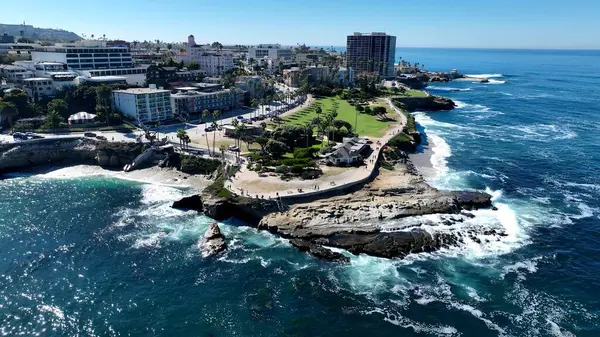 San Diego, Kaliforniya 'daki La Jolla Koyu. Yaz tatilinde harika bir sahil manzarası olan kuş bakışı. Terkedilmiş Peyzaj Eğlencesi Güzelliği. Terkedilmiş Rıhtım Kıyısı.