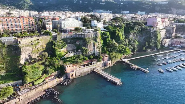 Napoli Campania İtalya 'sında Sorrento Skyline. Şehir merkezinin modern binalarla dolup taşması. Sunset Issız Mevsim Vibrant. Terk edilmiş deniz kenarı. Napoli Campania.