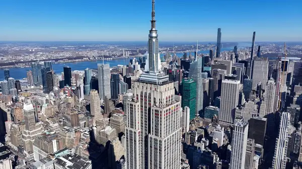 New York Skyline Manhattan 'da New York Birleşik Devletlerinde. Çağdaş binalarla dolu şehir merkezinin havadan görünüşü. Şehir merkezindeki iş dünyası. Şehir merkezinin dışı Geniş Panning.