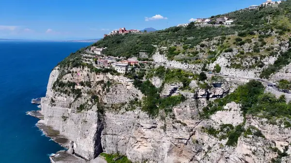 Sorrento 'da Sorrento Sahili, Napoli İtalya. Kristal berrak sularla sersemletici sahilin havadan görünüşü. Shore Clouds Plaj Denizi. Shore Beach Sahili Sahil Hattı. Sorrento Napoli.