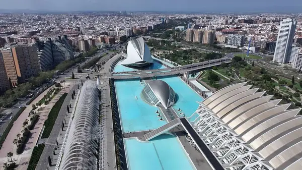 Valencia İspanya 'daki Bilim Müzesi. Yüksek binaları ve trafiği olan hareketli bir şehrin havadan görünüşü. Metropolitan Manzara Gökdelenleri. Güzel. Metropolitan Şehir. Valencia İspanya.