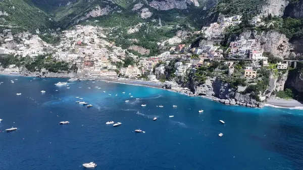 Positano Salerno İtalya 'daki Amalfi Sahili. Kristal berrak sularla sersemletici sahilin havadan görünüşü. Issız Manzara Cenneti Vibrant. Terk edilmiş yaz zamanı. Positano Salerno.