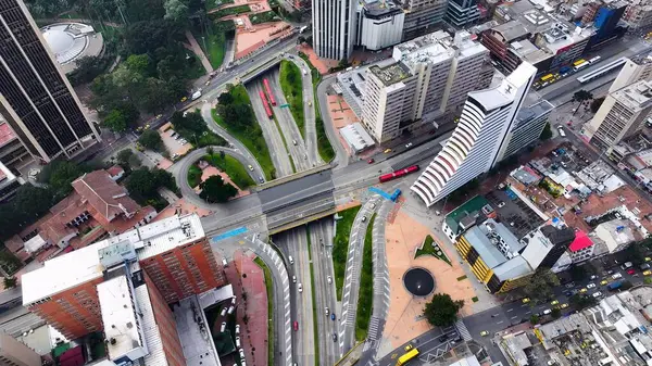 Bogota Bölge Başkenti Kolombiya 'daki Freeway Yolu. Şehir Skyline Modern ve Geleneksel Mimariyi Gösteriyor. Metropolitan Skyline Binaları Güzel. Bina Mimarlığı Şirketi.