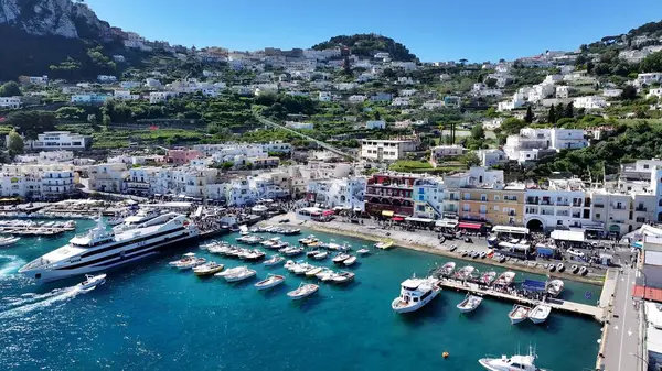 Napoli 'deki Capri Adası, Campania İtalya. Yüksek katlı binaların ve şehir yaşamını gösteren trafik gösterilerinin havadan görüntüsü. Horizon Sahili Denizi kıyısında. Deniz kenarı seyahati. Napoli Campania.