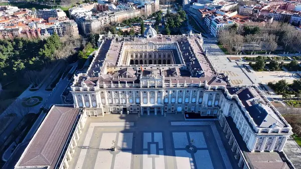 İspanya 'daki Kraliyet Sarayı. Şehrin ünlü bölgesindeki ortaçağ binasının kuş bakışı görüntüsü. Şehir Gökyüzü Arkaplanı Kentsel. Şehrin yukarısında. Madrid İspanya.
