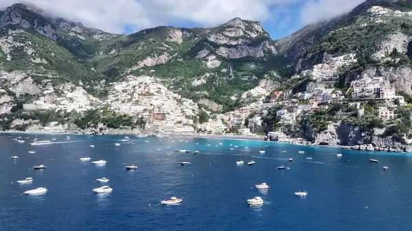 Positano Salerno İtalya 'daki Amalfi Sahili. Yaz tatilinde harika bir sahil manzarası olan kuş bakışı. Sahil Gökyüzü Sahil Kıyısı Yaz Zamanı. Deniz kenarındaki panoramik. Positano Salerno.