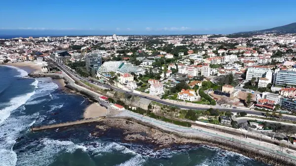 Cascais Skyline, Lizbon Bölgesi, Portekiz. Bereketli bir tropikal sahil manzarasının nefes kesici görüntüsü. Endüstriyel Peyzaj Ticari Binası Güzel. Endüstriyel Şehir.
